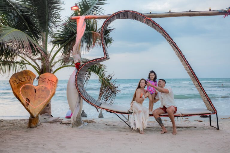 familia frente al mar